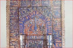عرض محراب من بلاط مزیّن بآیات قرآنیة في الیابان
