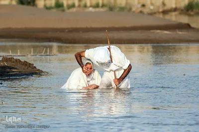 مراسم غسل تعمید منداییان در کنار رودخانه کارون