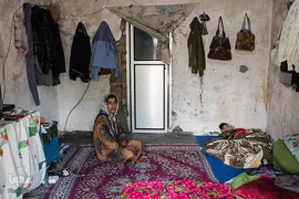 مادر مرضیه می گوید: «وقتی از شوهرم جدا شدم، مرضیه را به عنوان مهریه برداشتم.» حالا او از شوهر دومش دو پسر نیز دارد. همه بچه‌ها در همین اتاق می‌خوابند.