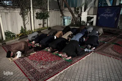 اقامه نماز جماعت شرکت کنندگان در پایان مراسم هفدهمین سالروز تأسیس خبرگزاری بین المللی قرآن (ایکنا)