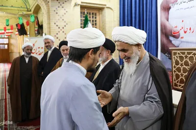 عمامه گذاری طلاب در روز میلاد امام حسین(ع)
