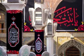 نصب کتیبه ها و پرچمهای عزا به مناسبت شهادت حضرت صدیقه طاهره (علیهاالسلام ) در حرم مطهر حضرت امیرالمومنین (علیه السلام)
