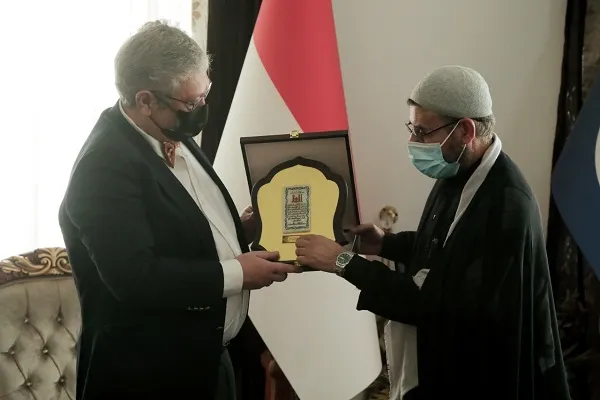 سفير أكبر دولة إسلامية يشيد بجهود العتبة الحسينية في التواصل بين الشعوب + صور