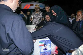 وداع پدر با کودک شهید حادثه تروریستی حرم شاهچراغ