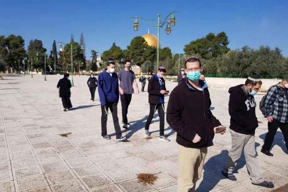 Siyonist yerleşimciler El Aksa Camii'ne saldırdı