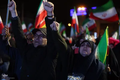 پای کار انقلاب