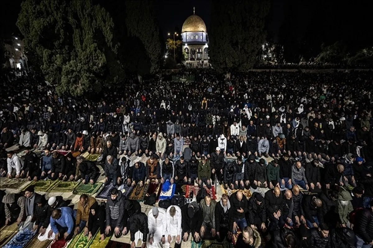 Thousands of Palestinians Defy Israeli Restrictions, Perform Ramadan Prayers at Al-Aqsa
