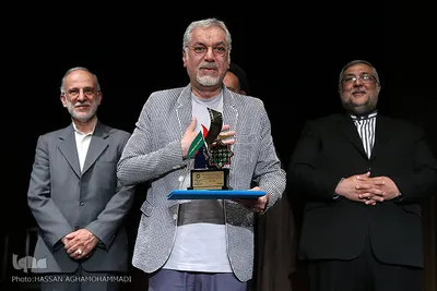 تقدیر از استاد رسول اولیاء زاده از اعضای هیات داوران سومین جایزه جهانی عکس و فیلم اربعین