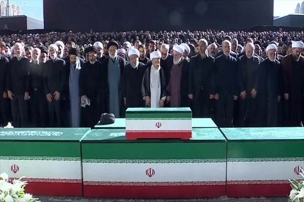 La preghiera funebre per la salma del martire combattente Imam Khamenei