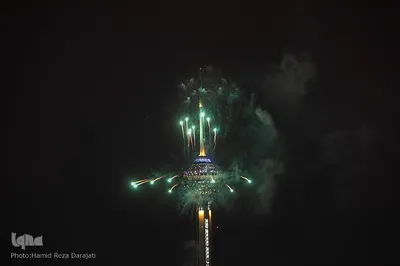 نورافشانی جشن پیروزی انقلاب اسلامی در برج میلاد