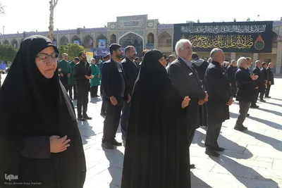 آیین سیاه‌پوشان و تعویض پرچم گنبد حرم حضرت شاهچراغ‌(ع)