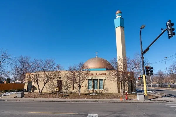 Adorador de 75 anos baleado do lado de fora da mesquita de Minneapolis