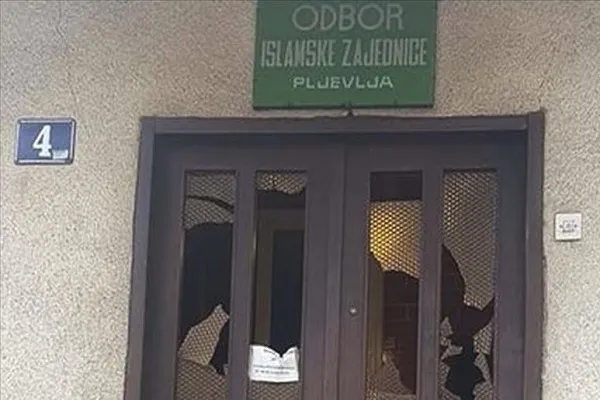 Karadağ'ın Pljevlja şehrindeki İslam Birliği binasına çirkin saldırı