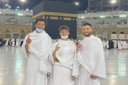 Britanya na Mang-aawit Binigkas ang Qur’an sa Moske ng Propeta (+Video)