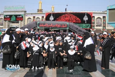 ورود خیل عظیم زوار اربعین از باب القبله به سمت بین الحرمین
