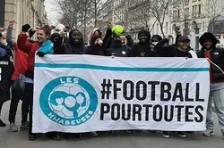 Des hijabeuses devant le Sénat contre l’interdiction du voile dans les compétitions sportives