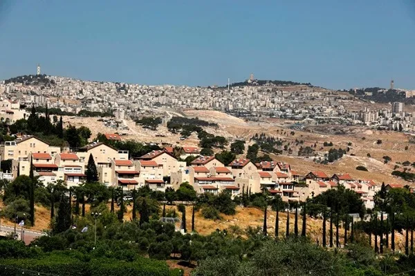 الاحتلال الصهيوني يصادق على بناء مجمع استيطاني جديد شمالي القدس