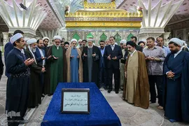 ادای احترام مهمانان کنفرانس وحدت به امام راحل