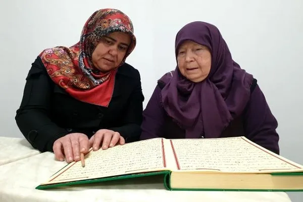 85 yaşında Kur'an-ı Kerim okumayı öğrendi