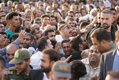 حضور رئیس جمهور در شاهچراغ و دیدار با خانواده شهدا