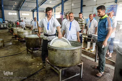 پخت غذا برای سیل‌زدگان خوزستانی توسط مواکب خمینی‌شهر