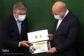 اهدای کارت خبرنگار افتخاری ایکنا به محمدباقر قالیباف، رئیس مجلس توسط  حمیدرضا طیبی، رییس جهاد دانشگاهی