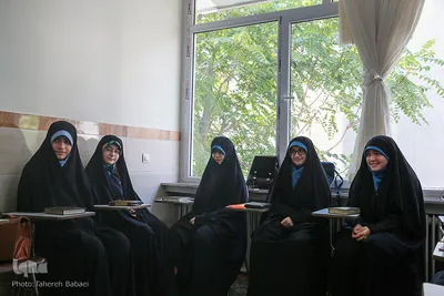کلاس حفظ قرآن که ضحی در کنار دیگر دختران در حال فراگیری قرآن است