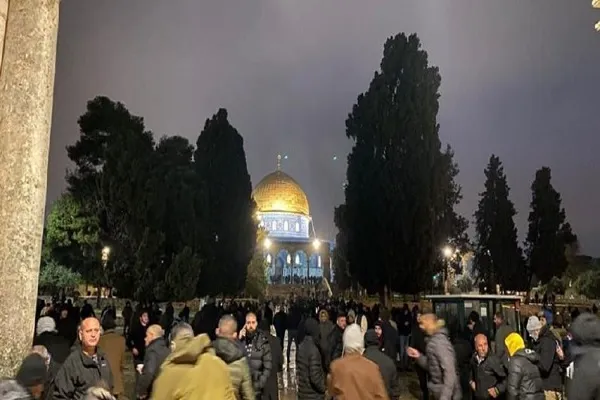 حضور هزاران فلسطینی در نماز صبح مسجدالاقصی