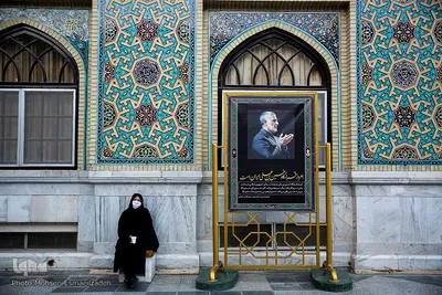 اهتزاز پرچم عزای حسینی بر فراز گنبد حرم رضوی
