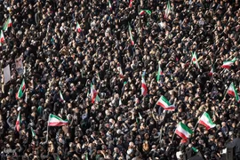 تجمع خودجوش مردم عزادار تهران در میدان انقلاب