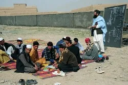 په ۱۸۳ ولسوالیو کې لاس په لاس د ښوونکو معاشونه