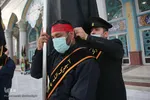 Fahne auf Kuppel der Dschamkarān-Moschee durch eine schwarze Trauerflagge ersetzt