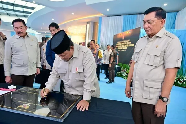 Prabowo Tulis Pesan di Prasasti Kejaksaan: Jadilah Jaksa yang Berani dan Jujur
