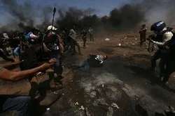 فلسطینیوں اور اسرائیلی فوجیوں کے درمیان خونریز جھڑپیں جاری/ 58 فلسطینی شہید 2700  زخمی