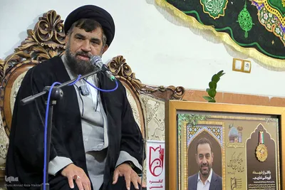 اهدا قاب مدال کنگره ملی شهدای فارس به خانواده شهیدان نبی زاده