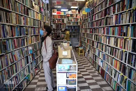 یک کتابفروشی در بازار کتاب میدان انقلاب