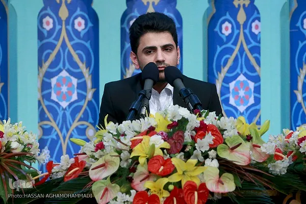 تذکری که نماینده کشورمان در هشتمین شب مسابقات قرآن دانشجویان گرفت/ قاریان در هنگام تلاوت در محراب نماز هستند