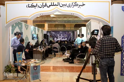 مسابقه مناظره دانشجویی میان دو تیم دانشگاه علامه طباطبایی و دانشگاه تهران در غرفه ایکنا در نمایشگاه قرآن کریم