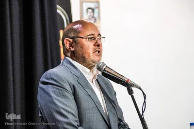 رونمایی از کتاب «قاب سرخ» آلبوم تصاویر مادران و پدران شهید در اهر