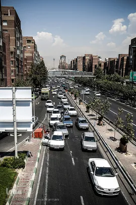 توقف غیر مجاز برای پیاده کردن مسافر توسط راننده متخلف که باعث بوجود آمدن ترافیک شده است