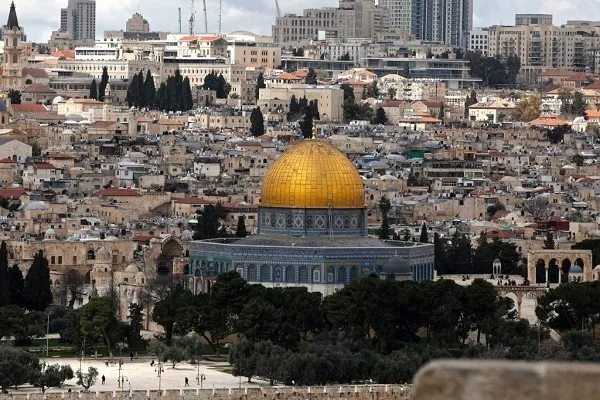 Forças israelenses atacam fiéis no portão da mesquita de Al-Aqsa