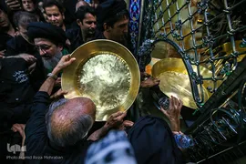 آیین طشت‌گذاری در مسجد اردبیلی‌های تهران