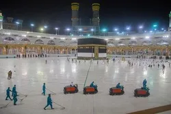 Ang Dakilang Moske sa Mekka ay Nilinis sa 70,000 na mga Litro ng mga Disimpektante Araw-araw