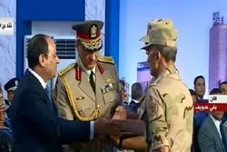 Die Überreichung des Korans als Gastgeschenk an den Ägyptens Präsidenten Sisi in der größten Zementfabrik des Nahen Ostens