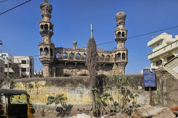 Ang 400-Taong-Gulang na Moske ng Hyderabad ay Magiging Kamukha Yaong sa Isfahan Kapag Naibalik