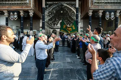 تعویض پرچم آستان سیدالکریم در شب وفات آن حضرت