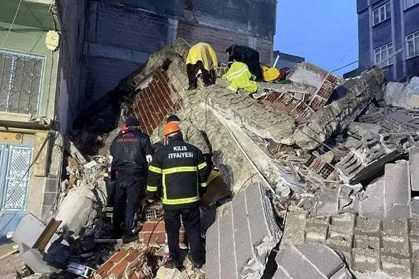 Depremde hayatını kaybedenlerin sayısı artıyor