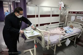 توزیع غذای حضرتی آستان مقدس حضرت عبدالظیم حسنی(ع) میان بیماران کرونایی بستری در بیمارستان فیروزآبادی شهر ری