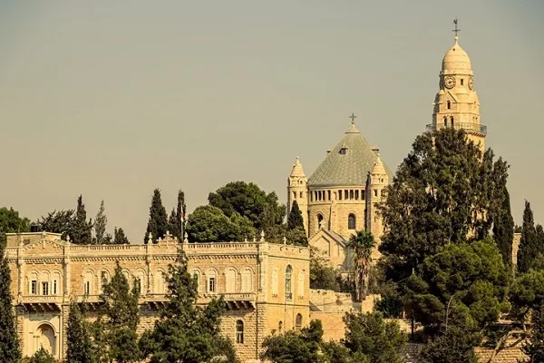 قادة مسيحيون يحذرون: وجودنا في القدس مهدد بفعل المستوطنين