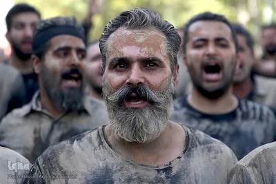 آیین «گل‌مالی» هیات عشاق العباس لرستانی‌های مقیم تهران در عاشورای حسینی